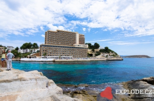 Pobřeží u hotelu Barcelo Cala Vinas